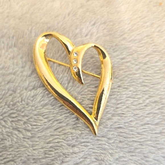 Jewelry - #132 Elegant Gold Heart Brooch